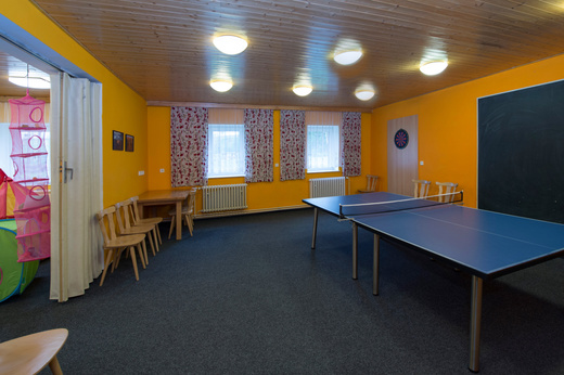 Rodinný penzion - společenská místnost se stolním tenisem